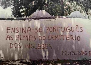 -Equipe+Bruscky+e+Santiago+,+de+performance+nos+muros+de+dois+cemiteriosdatada+de+1987+,+são+duas+fotos+de+epoca+,+1b.jpg -Equipe+Bruscky+e+Santiago+,+de+performance+nos+muros+de+dois+cemiteriosdatada+de+1987+,+são+duas+fotos+de+epoca+,+1b.jpg