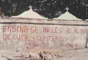 -Equipe+Bruscky+e+Santiago+,+de+performance+nos+muros+de+dois+cemiteriosdatada+de+1987+,+são+duas+fotos+de+epoca+,+1c.jpg -Equipe+Bruscky+e+Santiago+,+de+performance+nos+muros+de+dois+cemiteriosdatada+de+1987+,+são+duas+fotos+de+epoca+,+1c.jpg