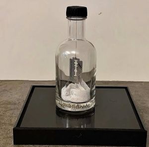 -Obra+Unica+de+Almandrade+Escultura+composta+por+garrafa+gillete+pendurada+e+gaze+com+ponto+vermelho+1978.jpg