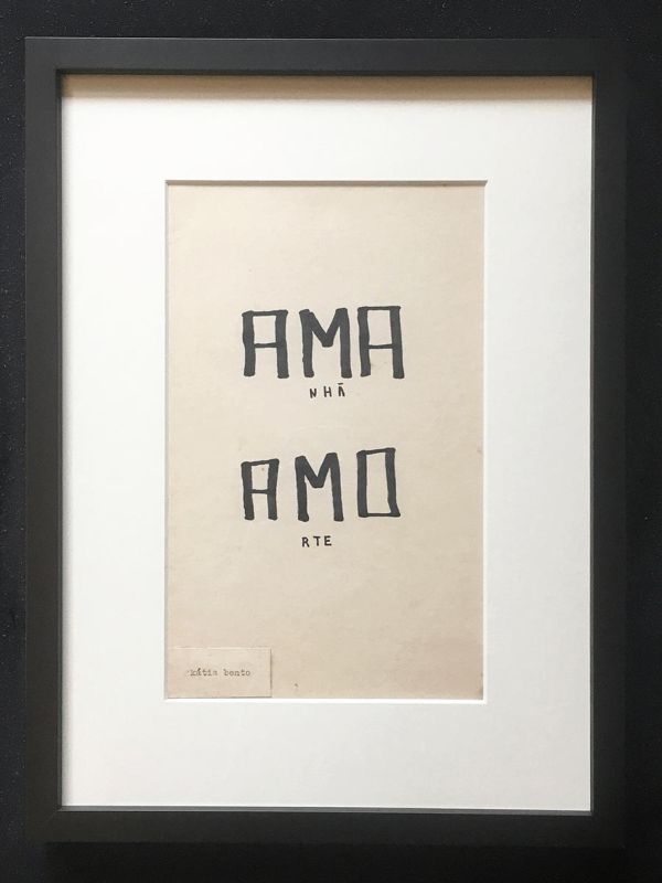 -Obra+de+Katia+Bento+de+Canetinha+sobre+Cartolina+,+com+a+palavra+Amo+Ama,+Amanhã+Amorte+,+peça+unica.jpg