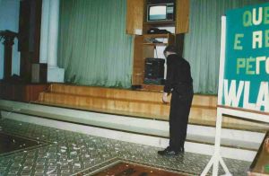 -fotografia+de+Clemente+Padin+em+performance+em+Bento+Gonçasves+brasil+Agosto+de+1996.+1a+.jpg