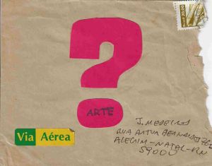 -Envelope+-+O+q+é+Arte+-+de+Paulo+Bruscky+para+J.+medeiros+com+colagem+de+ponto+de+interrogaçã+e+a+palavra+Arte+.+com+data+de+1982+,+1a.jpg